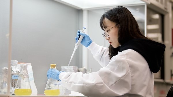Xiaolu Li doing research in a laboratory